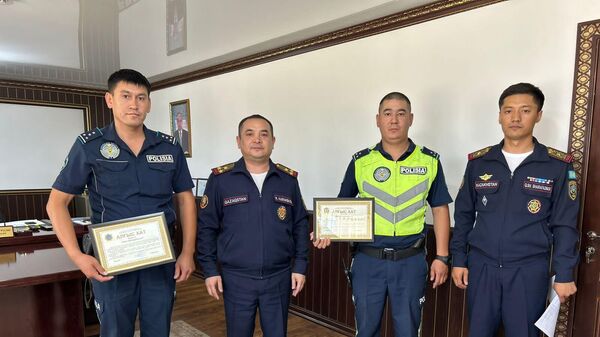 Министр по ЧС наградил полицейских из Кызылорды за мужество при пожаре в многоэтажке - Sputnik Казахстан