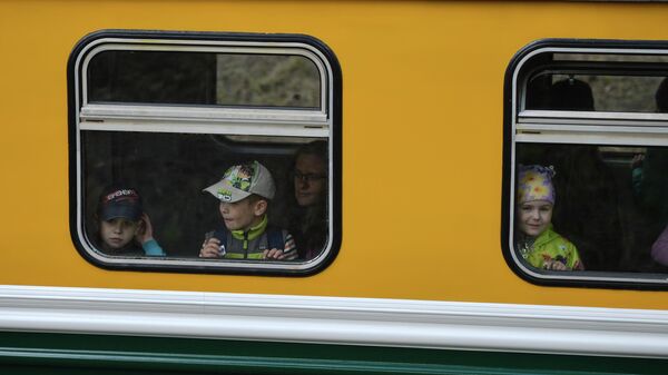 Дети в вагоне - Sputnik Казахстан