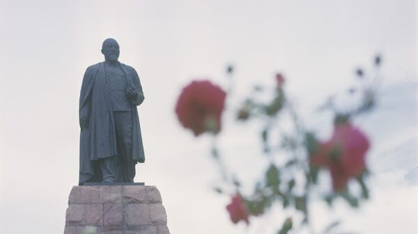 Памятник поэту-просветителю, родоначальнику новой письменной казахской литературы Абаю Кунанбаеву - Sputnik Казахстан