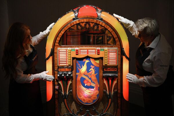 Музыкальный автомат Фредди Меркьюри на аукционе Sotheby’s в Лондоне. - Sputnik Казахстан