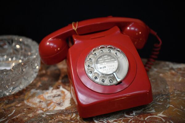 Красный телефон Фредди Меркьюри на аукционе Sotheby’s в Лондоне. - Sputnik Казахстан