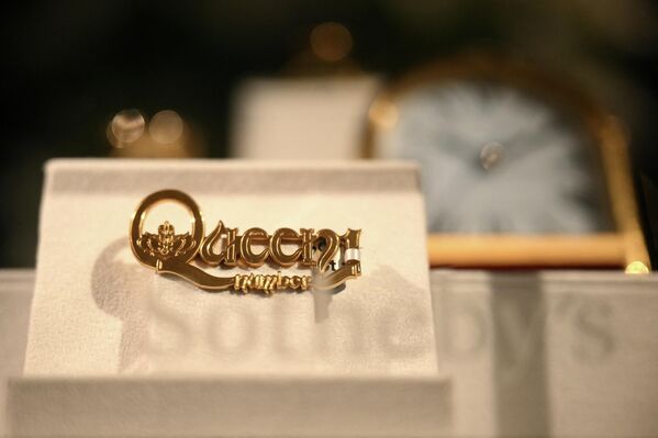Золотая брошь Фредди Меркьюри Cartier &quot;Queen Number 1&quot; на аукционе Sotheby’s в Лондоне. - Sputnik Казахстан