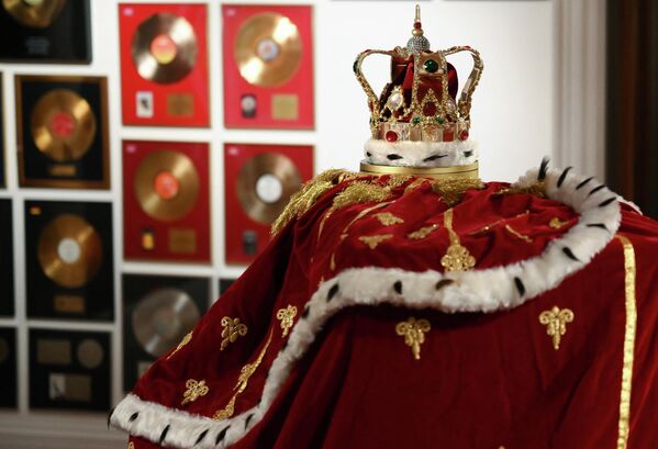Корона и мантия Фредди Меркьюри на аукционе Sotheby’s в Лондоне. - Sputnik Казахстан