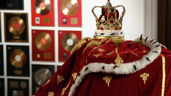 Корона и мантия Фредди Меркьюри на аукционе Sotheby’s в Лондоне - Sputnik Казахстан