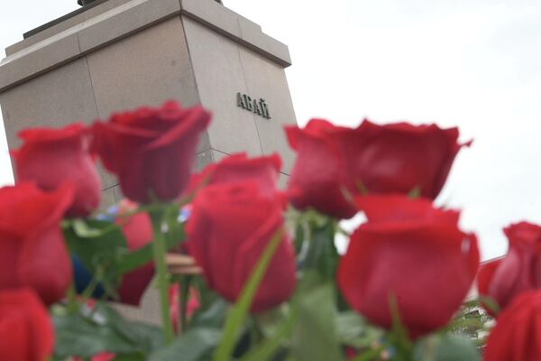 Возложение цветов к памятнику Абая в Астане - Sputnik Казахстан