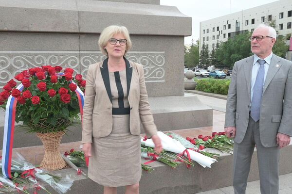 Возложение цветов к памятнику Абая в Астане - Sputnik Казахстан