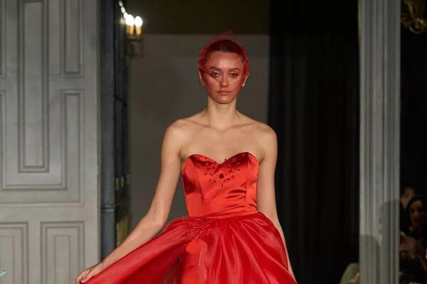 Дизайнер из Петропавловска представила свою коллекцию на Неделе высокой моды в Париже - Sputnik Казахстан