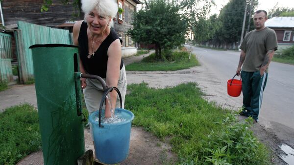 Люди набирают воду из колонки  - Sputnik Казахстан