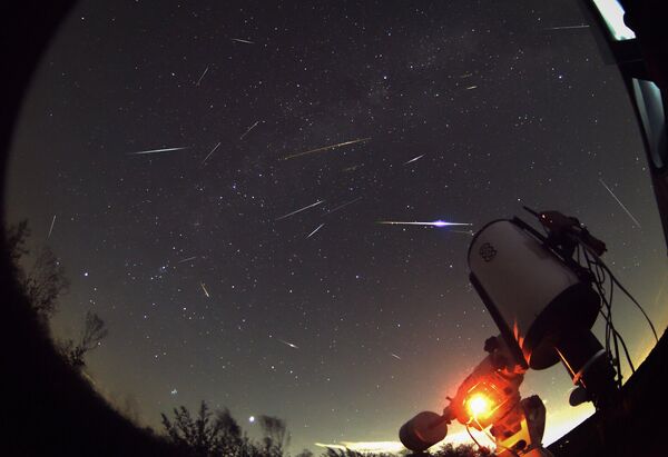 Метеорный поток порой похож на яркое небесное световое шоу. На фото: звездопад над Польшей. - Sputnik Казахстан