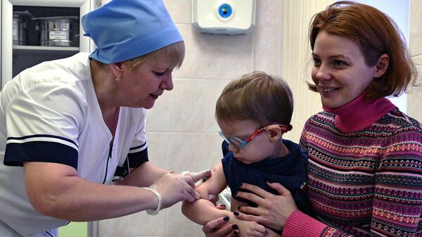 Прививка от кори ребенку в поликлинике, архивное фото - Sputnik Казахстан