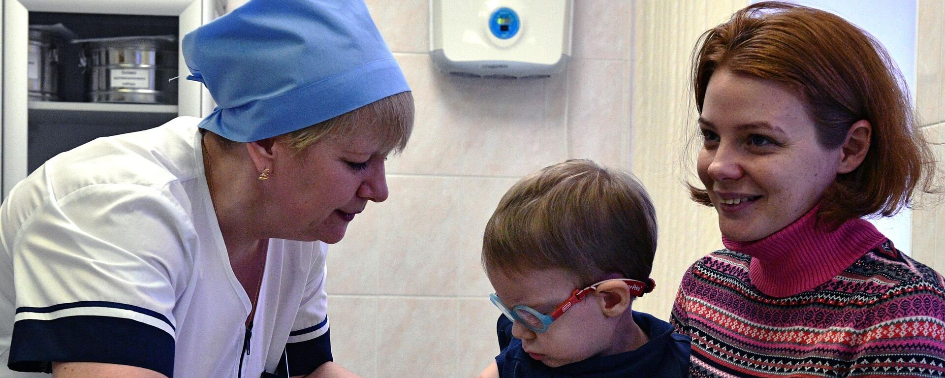 Медицинская сестра делает прививку от кори ребенку в детской поликлинике - Sputnik Казахстан, 1920, 05.01.2024