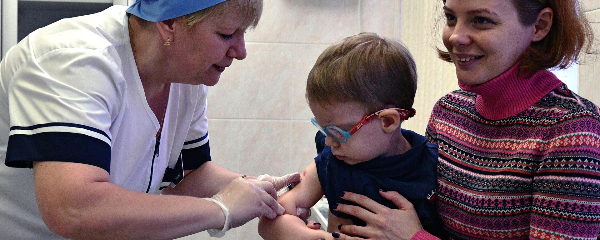 Медицинская сестра делает прививку от кори ребенку в детской поликлинике - Sputnik Казахстан, 1920, 05.01.2024
