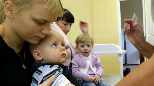 Вакцинация ребенка против гриппа в детской поликлинике - Sputnik Казахстан