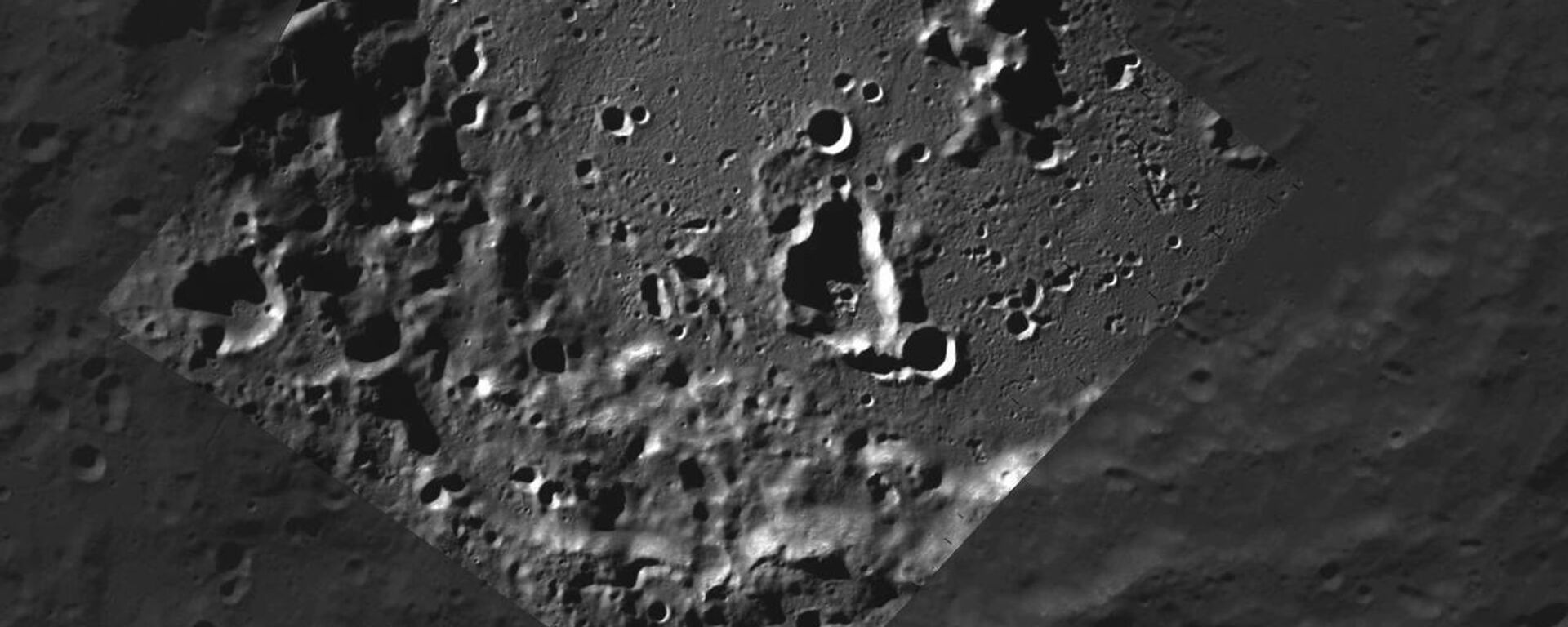 Фото лунной поверхности в кратере Зееман, снятое станцией Луна-25 - Sputnik Казахстан, 1920, 20.08.2023