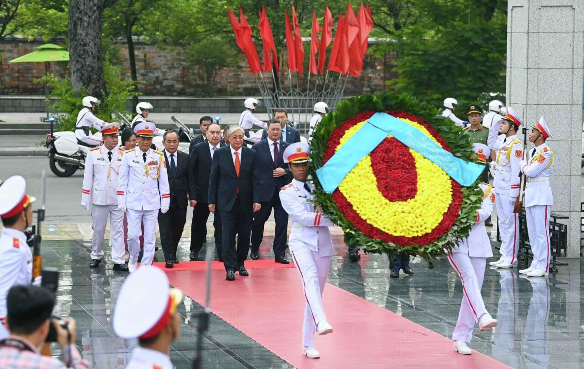 Касым-Жомарт Токаев возложил цветы к монументу национальным героям на площади Ба Динь во Вьетнаме - Sputnik Қазақстан, 1920, 21.08.2023