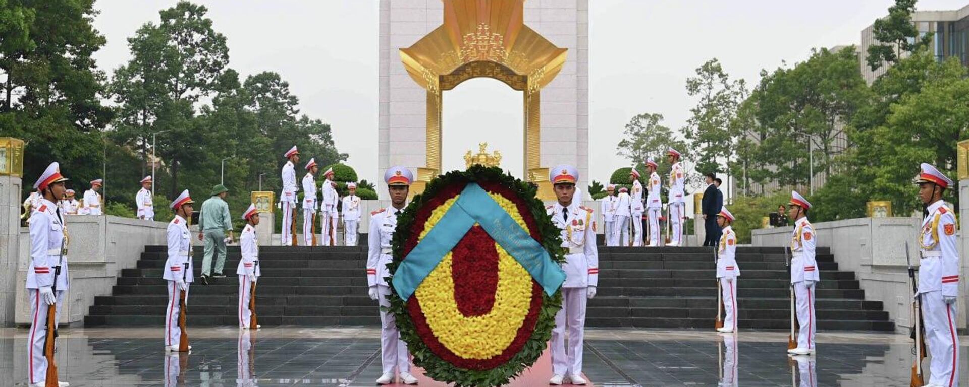 Касым-Жомарт Токаев возложил цветы к монументу национальным героям на площади Ба Динь во Вьетнаме - Sputnik Казахстан, 1920, 21.08.2023