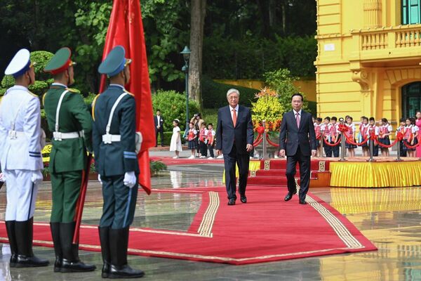 На фото заметно, что президенты не просто вежливы - они искренне уважают друг друга - Sputnik Казахстан