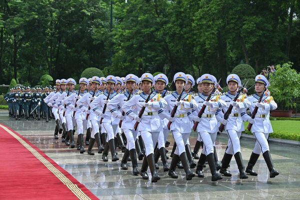Почетный караул у президентского дворца в Ханое устроил мини-парад.  - Sputnik Казахстан