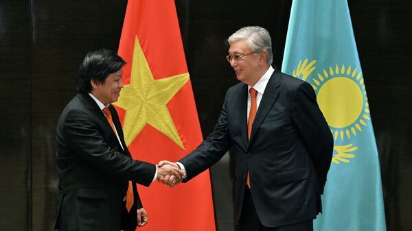 Глава государства принял председателя правления Sovico Group Нгуен Тхань Хунга - Sputnik Казахстан