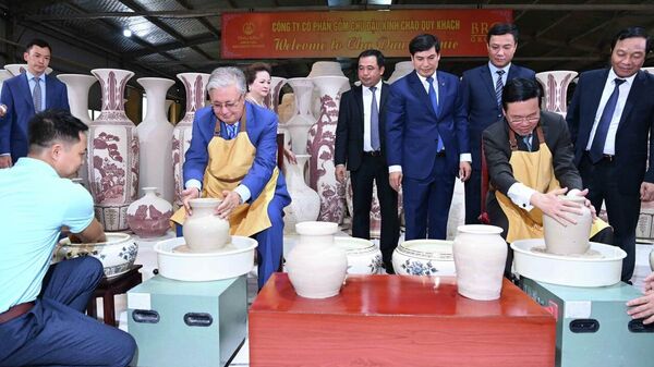 Презденты Казахстана и Вьетнама посетили керамическую деревню  - Sputnik Қазақстан
