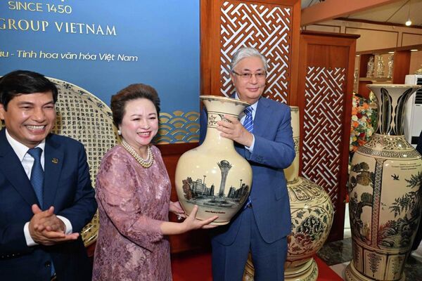Президенту Казахстана подарили вазу с Байтереком. - Sputnik Казахстан