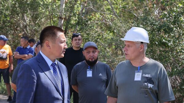 Аким Павлодарской области Асаин Байханов посетил здание железнодорожного
вокзала, где проводят реконструкцию - Sputnik Казахстан