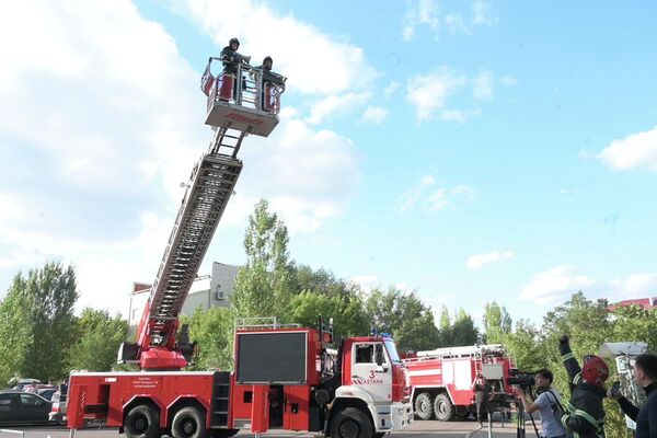 Пожарные учения провело МЧС в многоэтажке Астаны - Sputnik Казахстан