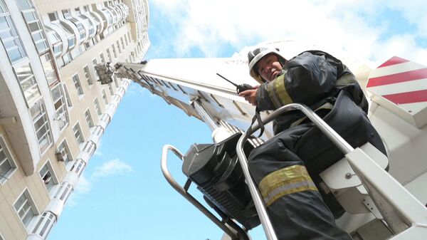 Пожарные учения провело МЧС в многоэтажке Астаны - Sputnik Казахстан