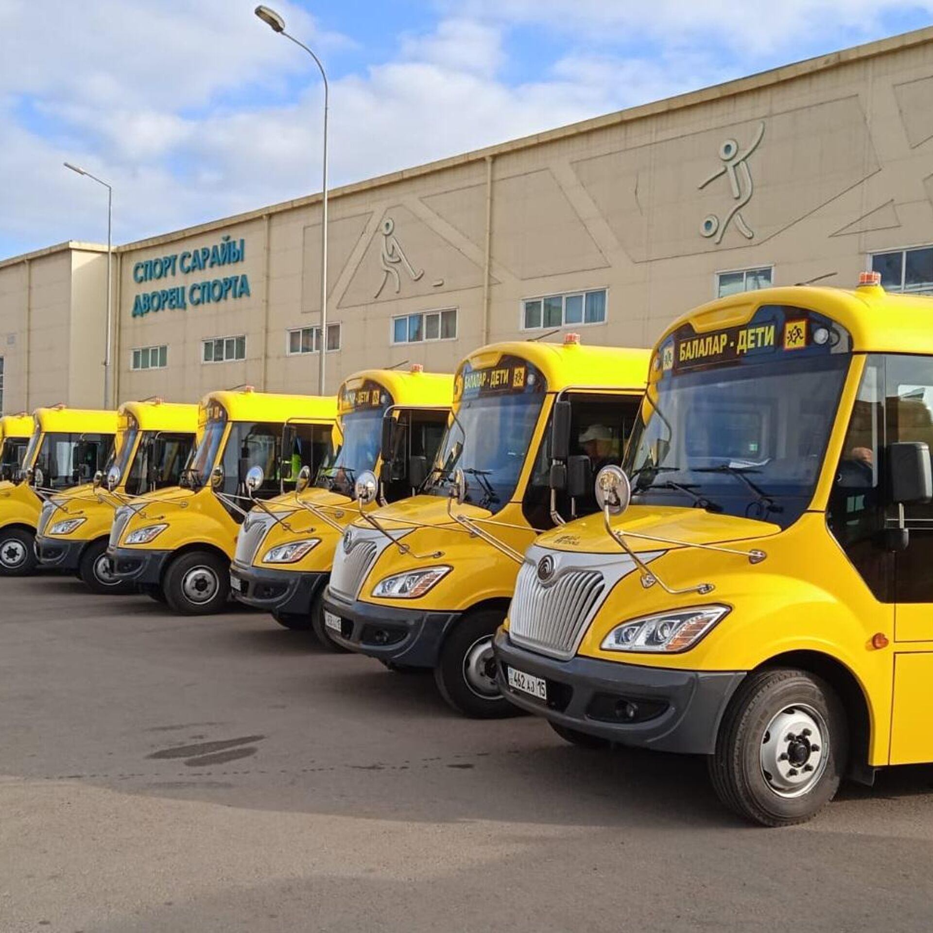 Желтые автобусы дети. Школьный автобус Казахстан. Автобус желтый. Школьный автобус Узбекистан. Фото школьного автобуса желтого.