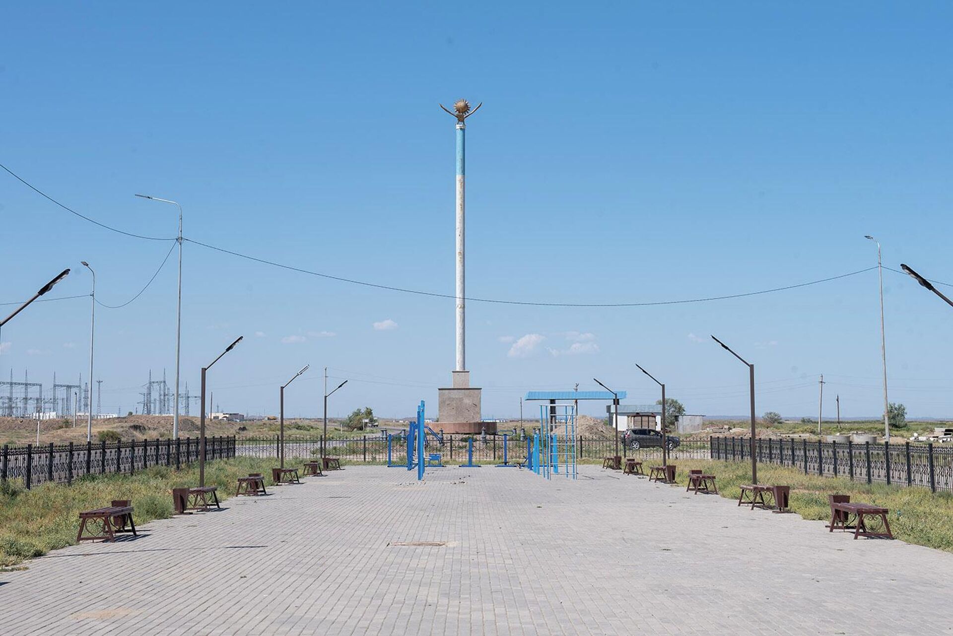 Монумент, установленный к 25-летию независимости на аллее села - Sputnik Казахстан, 1920, 25.08.2023