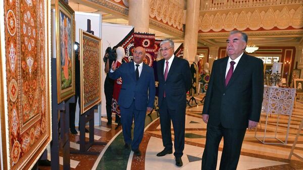 Токаев и Рахмон осмотрели выставку народного творчества Таджикистана - Sputnik Казахстан