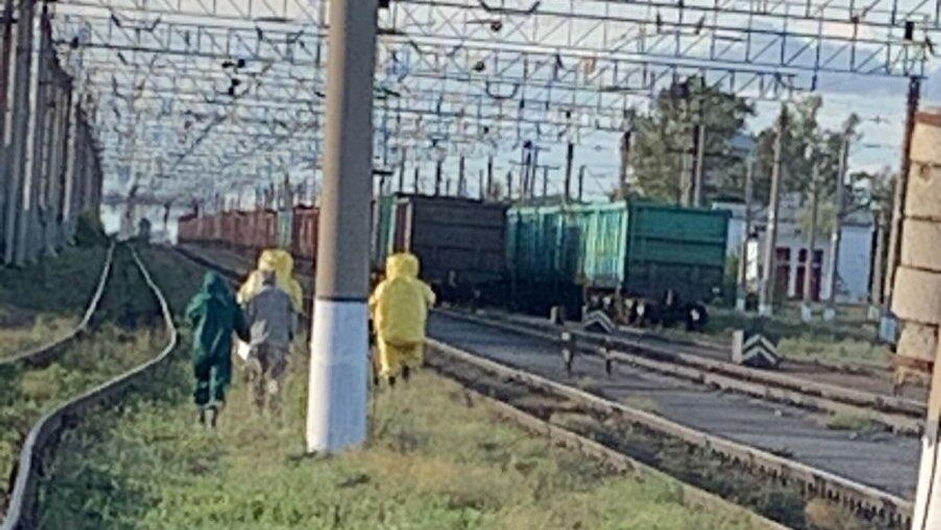 Спасатели работают на месте разлива серной кислоты после схода вагонов в Экибастузе - Sputnik Казахстан, 1920, 28.08.2023
