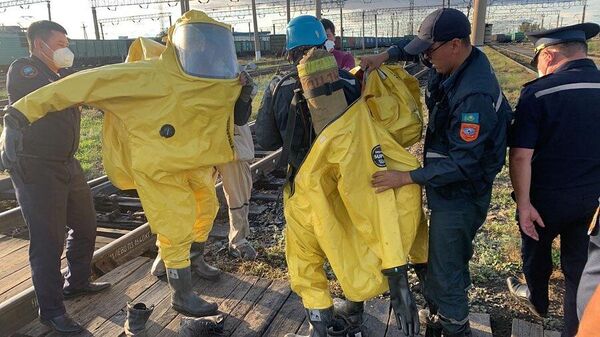 Спасатели работают на месте разлива серной кислоты после схода вагонов в Экибастузе - Sputnik Казахстан
