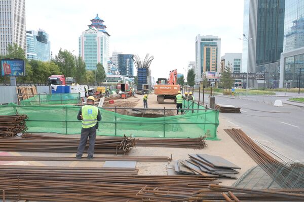 В Астане в рамках реализации проекта линии LRT проводятся работы по устройству монолитной железобетонной балки вдоль улицы Сыганак - Sputnik Казахстан