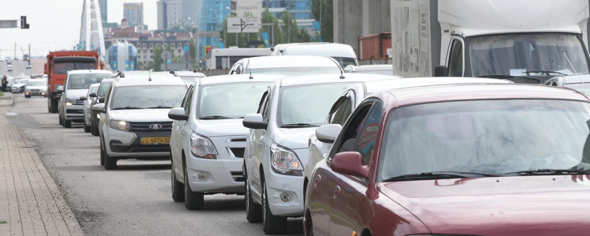 Астанада такси жүргізушісі есірткі жасырып келген - Sputnik Қазақстан, 1920, 18.10.2025