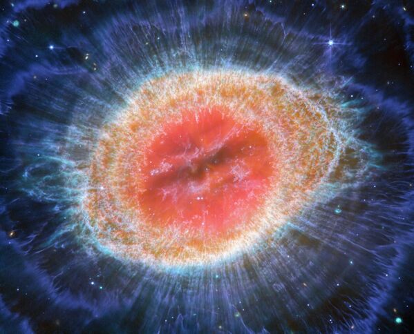 Примерно через 4 -5 миллиардов лет водород на Солнце начнет заканчиваться и оно превратится в красного гиганта. На фото: Туманное Кольцо, также известное как M57 и NGC 6720, расположено относительно близко к Земле, на расстоянии примерно 2500 световых лет. - Sputnik Казахстан