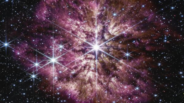 Звезда Вольфа-Райе 124 (в центре), полученная космическим телескопом Джеймса Уэбба - Sputnik Қазақстан