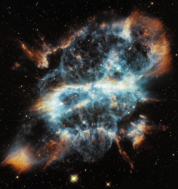 Возраст Солнца составляет примерно 4,6 миллиарда лет. На фото: планетарная туманность NGC 5189 представляет собой заключительный краткий этап в жизни такой звезды, как Солнце: пожирая остатки топлива в ядре, она выбрасывает большую часть внешних областей, которые затем нагреваются и ярко светятся, демонстрируя сложные структуры. - Sputnik Казахстан