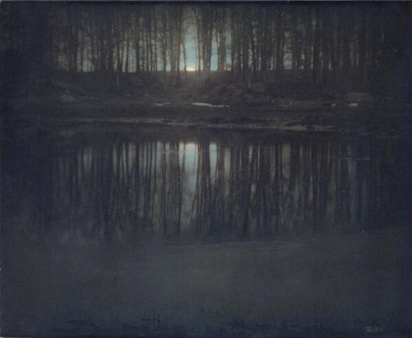 Первая в мире цветная фотография, которой 112 лет. Снимок Эдварда Стайхена &quot;Озеро в лунном свете&quot;, 1904 год. Он был продан на Sotheby’s в Нью-Йорке в феврале 2006 года за 2,9 млн долларов.  - Sputnik Казахстан