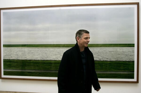 Немецкий фотохудожник Андреас Гурски проходит мимо фото &quot;Рейн II, 1999&quot; в художественном музее &quot;Дом искусства&quot; в Мюнхене, Германия - Sputnik Казахстан
