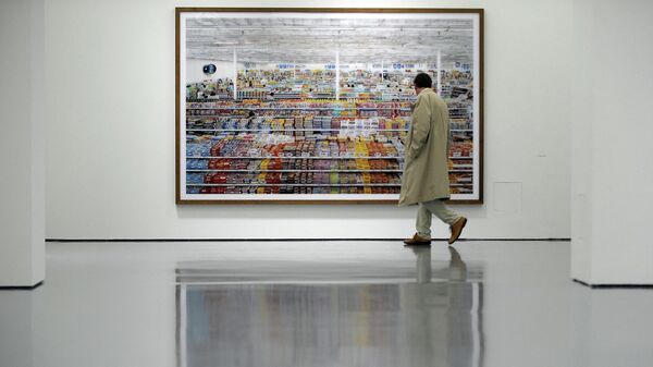 Посетитель проходит мимо работы 99 центов немецкого фотохудожника Андреаса Гурски в Музее Kunstpalast в Дюссельдорфе, Германия - Sputnik Қазақстан