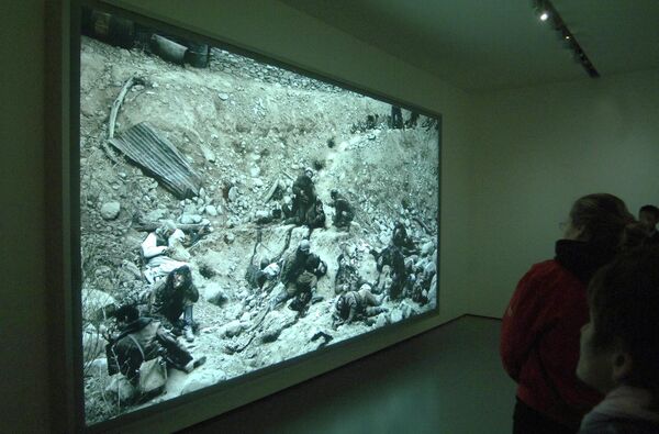 Фото Джеффа Уолла Dead Troops Talk (Говорят мертвые воины), 1992 год . Цена — 3 666 500 млн долларов. Это самая известная его работа, которая была создана под влиянием войны в Афганистане. - Sputnik Казахстан