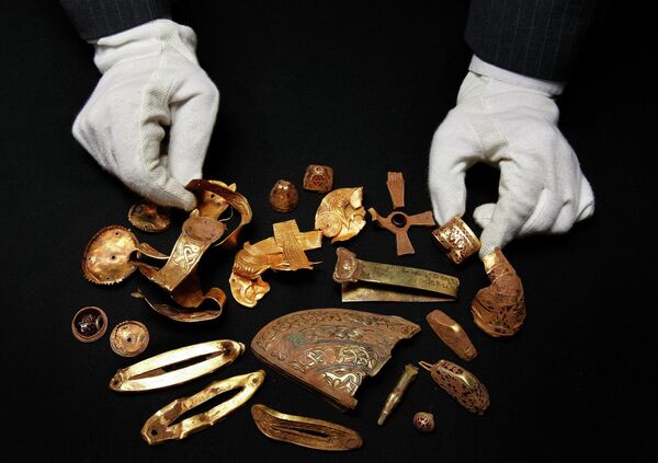 Стаффордширский клад обнаружен в 2009 году. Его примерная стоимость 4,4 миллиона долларов. Сокровища нашел кладоискатель-любитель Терри Герберт. Он проверял металлоискателем поле в графстве Стаффордшир и обнаружил клад, который включал в себя религиозные предметы, оружие и доспехи. Исследователи считают, что найденные сокровища принадлежали англосаксонской знати и датируются примерно VII веком. Хранятся сокровища в Бирмингемском музее. - Sputnik Казахстан