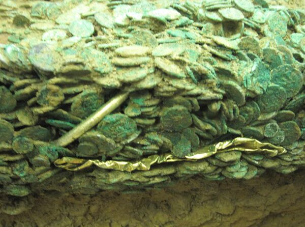 Клад Гроувилля, насчитывающий примерно 70 тысяч монет позднего железного века, был найден в 2012 году на Нормандских островах. Это самый большой клад, когда-либо найденный на Джерси, и первая крупная археологическая находка, сделанная металлоискателями на острове. - Sputnik Казахстан