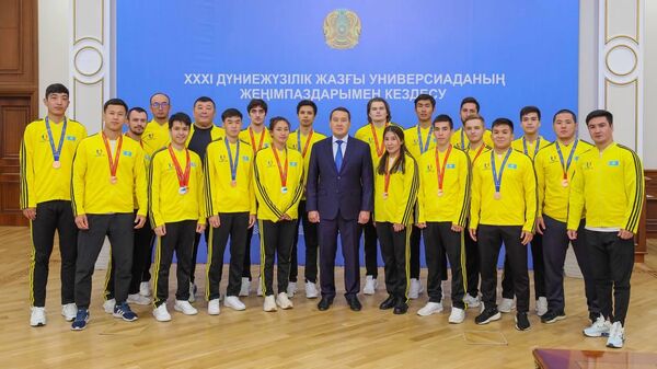 Премьер-министр Алихан Смаилов встретился с победителями ХХХI Всемирной летней Универсиады - Sputnik Казахстан