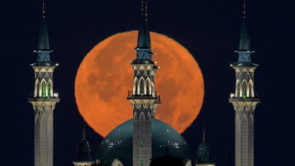 Вид на полную луну и мечеть Кул-Шариф в Казани - Sputnik Казахстан