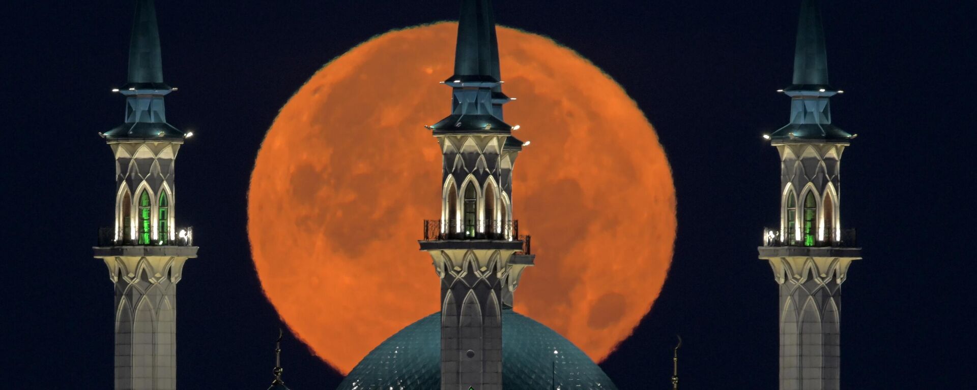 Вид на полную луну и мечеть Кул-Шариф в Казани - Sputnik Казахстан, 1920, 06.02.2024