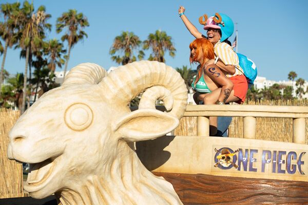 .На фото: поклонники манги One Piece на праздновании &quot;Соломенные шляпы объединяются: пираты на пирсе&quot; в Санта-Монике, штат Калифорния, США. - Sputnik Казахстан
