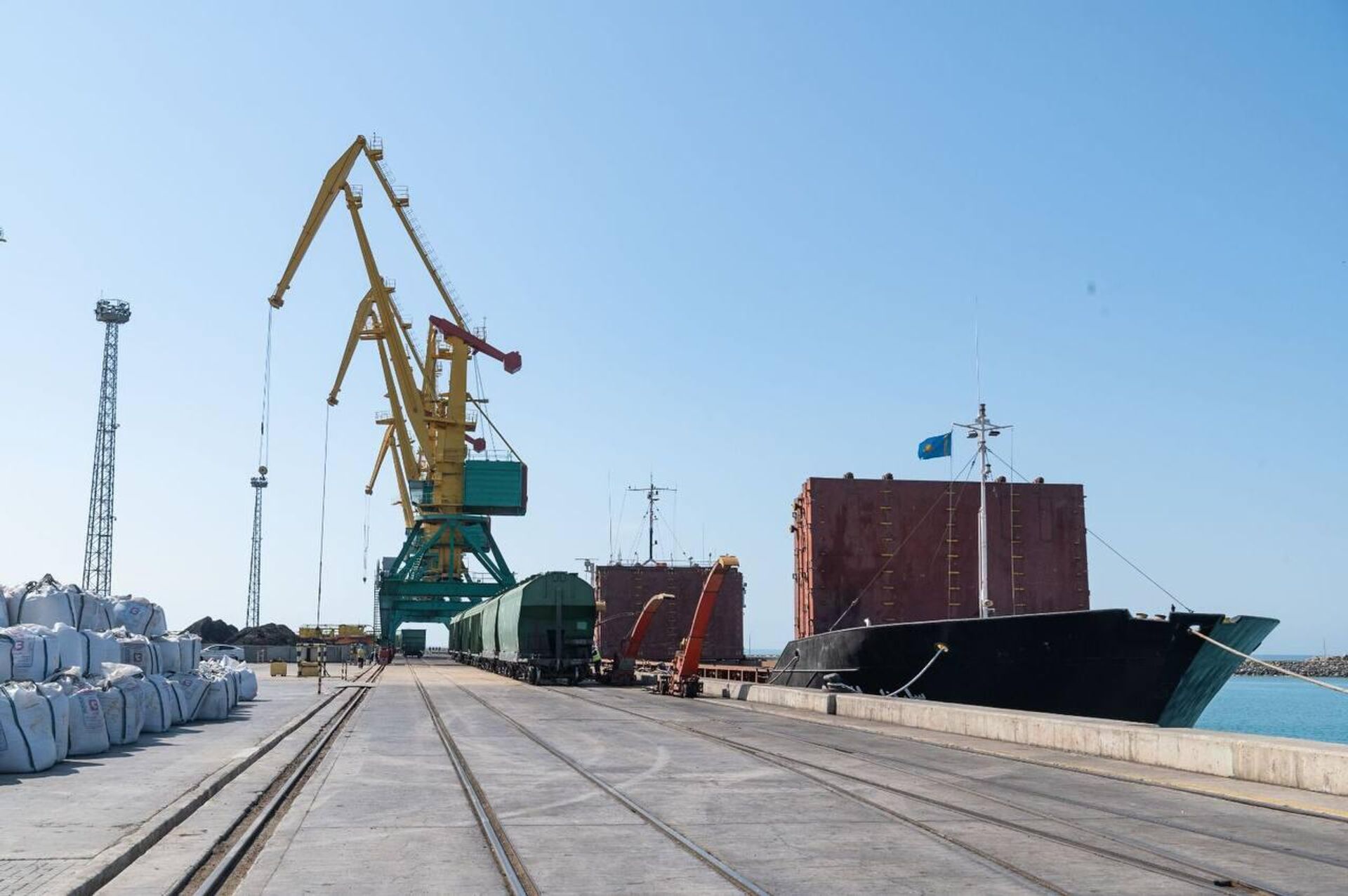 Перевалка грузов через морской порт Актау увеличилась на 24% - Sputnik Казахстан, 1920, 05.09.2023