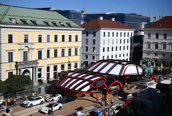 Стенд в форме автомобиля Porsche на мобильной площадке Open Space на площади Виттельсбахера, которая является частью Международного автосалона в Мюнхене. - Sputnik Казахстан